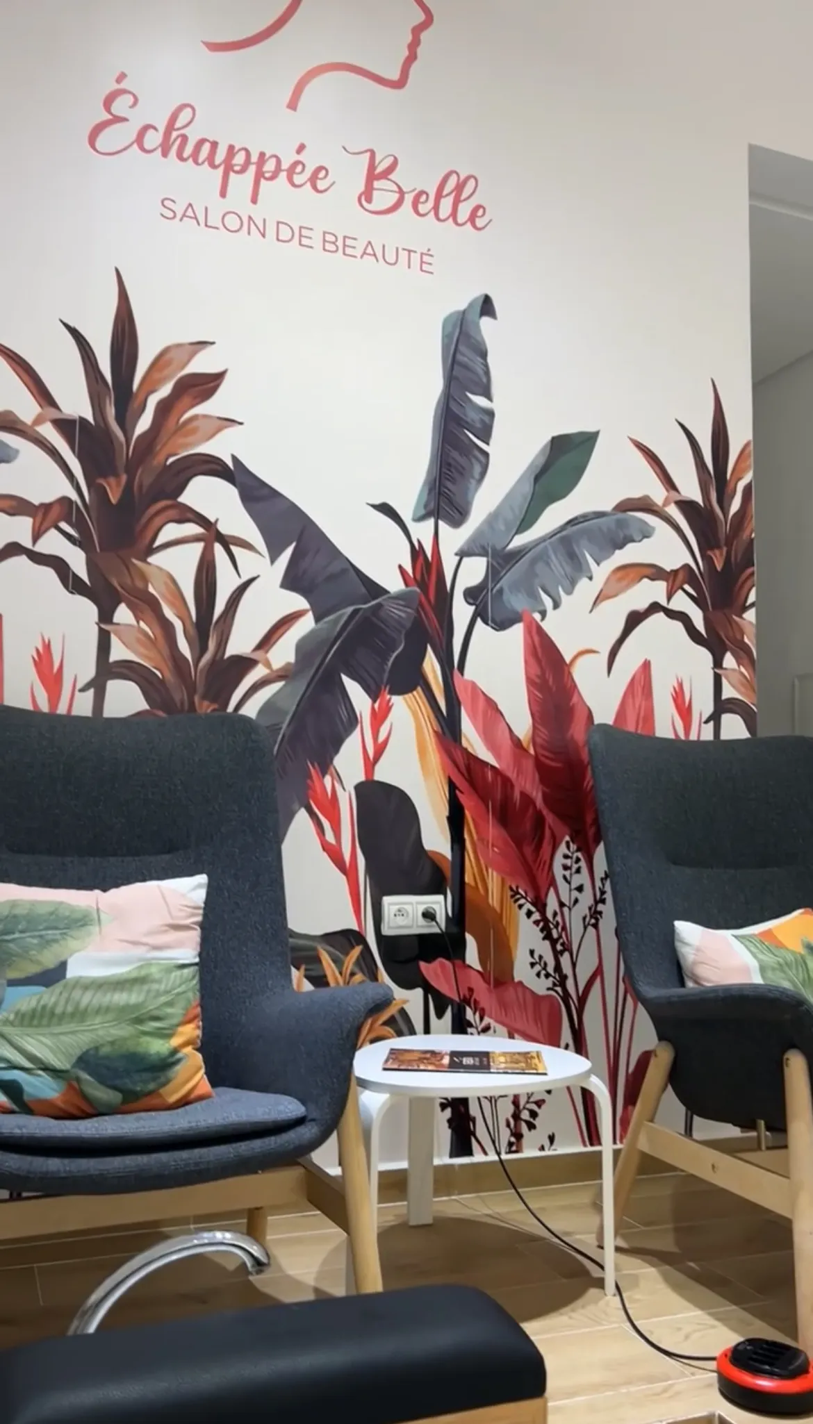 Espace détente du salon devant la fresque tropicale