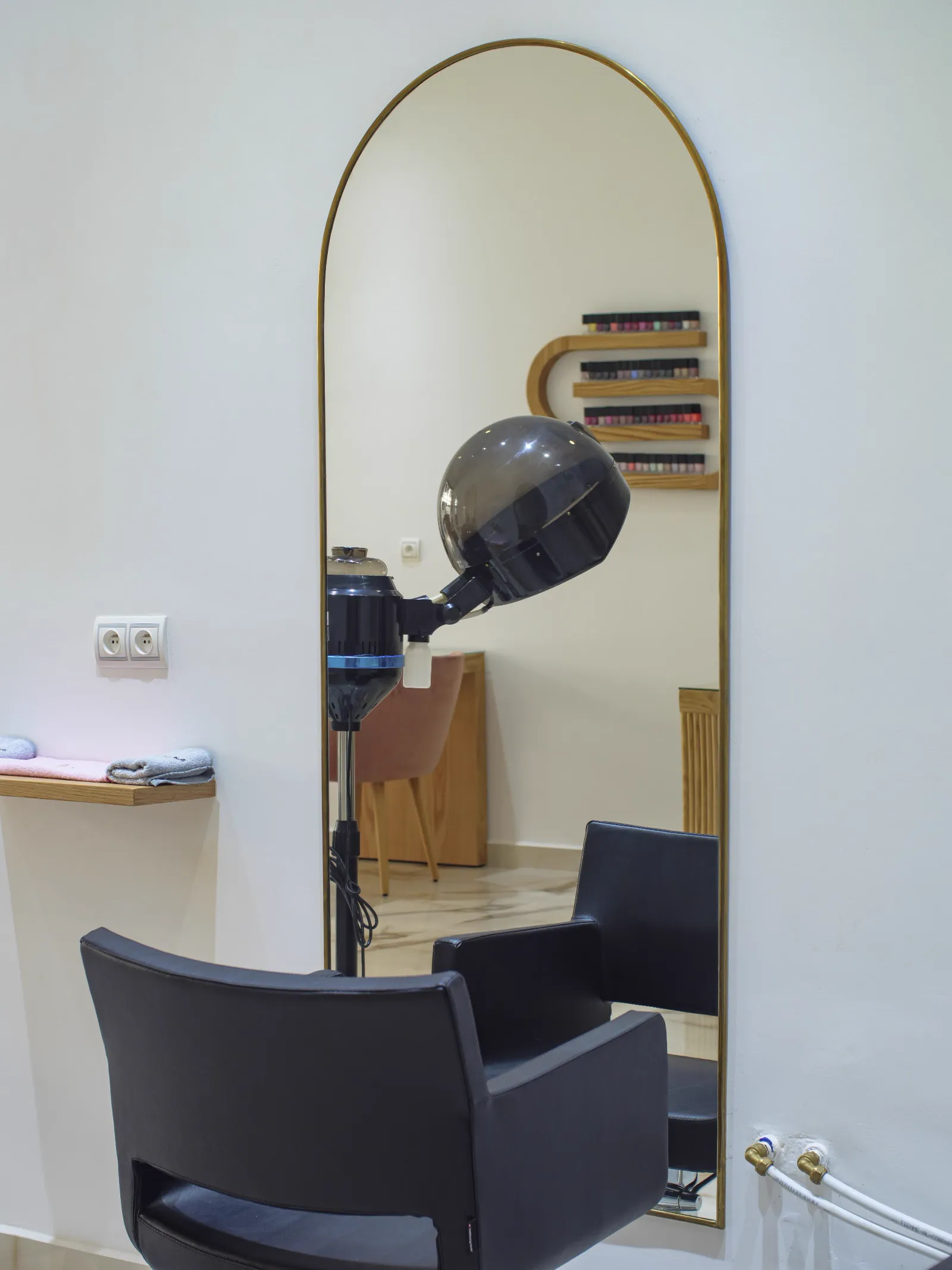 Poste de coiffure et miroir en arche